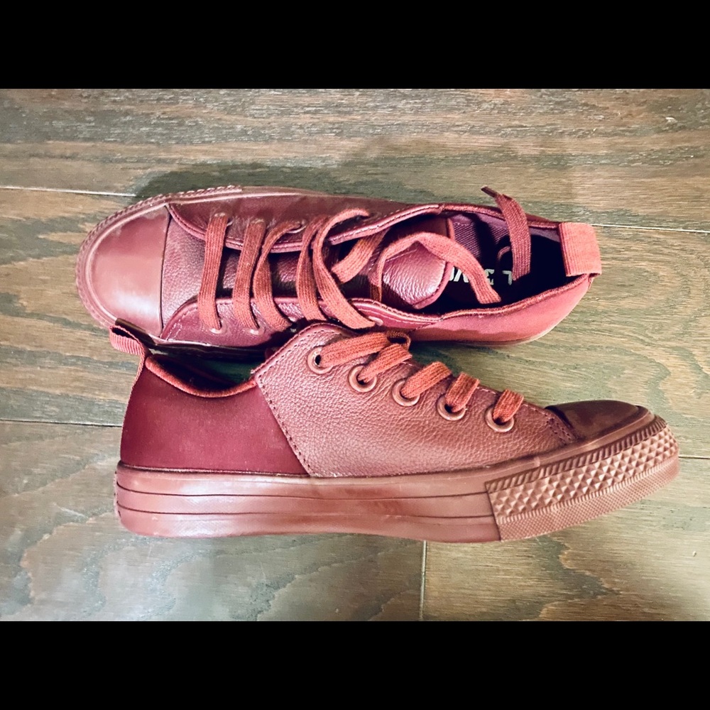 NEVER WORN burgundy leather converse